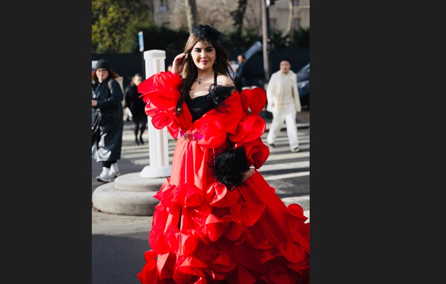 दीप्ति साधवानी ने अपने रेड हॉट लुक से पेरिस फैशन वीक के रैम्प वॉक पर लगाया चार चाँद
