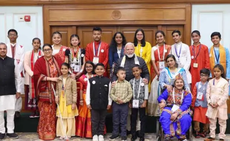 प्रधानमंत्री राष्ट्रीय बाल पुरस्कार विजेता बच्चों से मिले PM Modi, दुलार किया और साथ में खिंचवाई फोटो