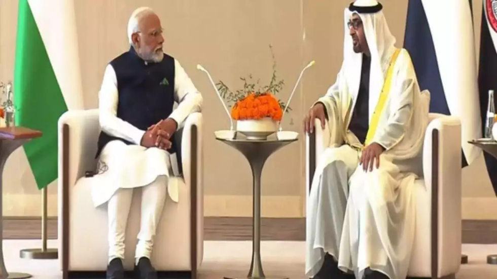 PM मोदी पहुंचे अबू धाबी, UAE के राष्ट्रपति से गले मिले