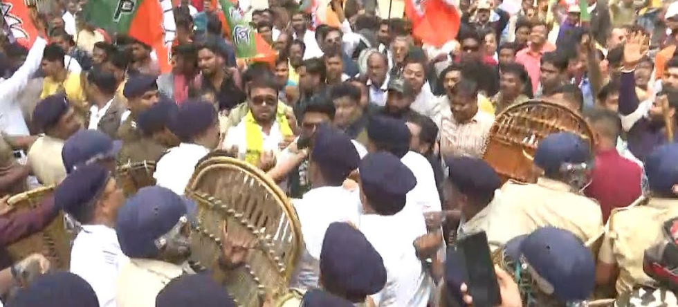 Sandeshkhali Case: Siliguri में विरोध प्रदर्शन कर रहे BJP कार्यकर्ताओं और पुलिस के बीच हुई झड़प