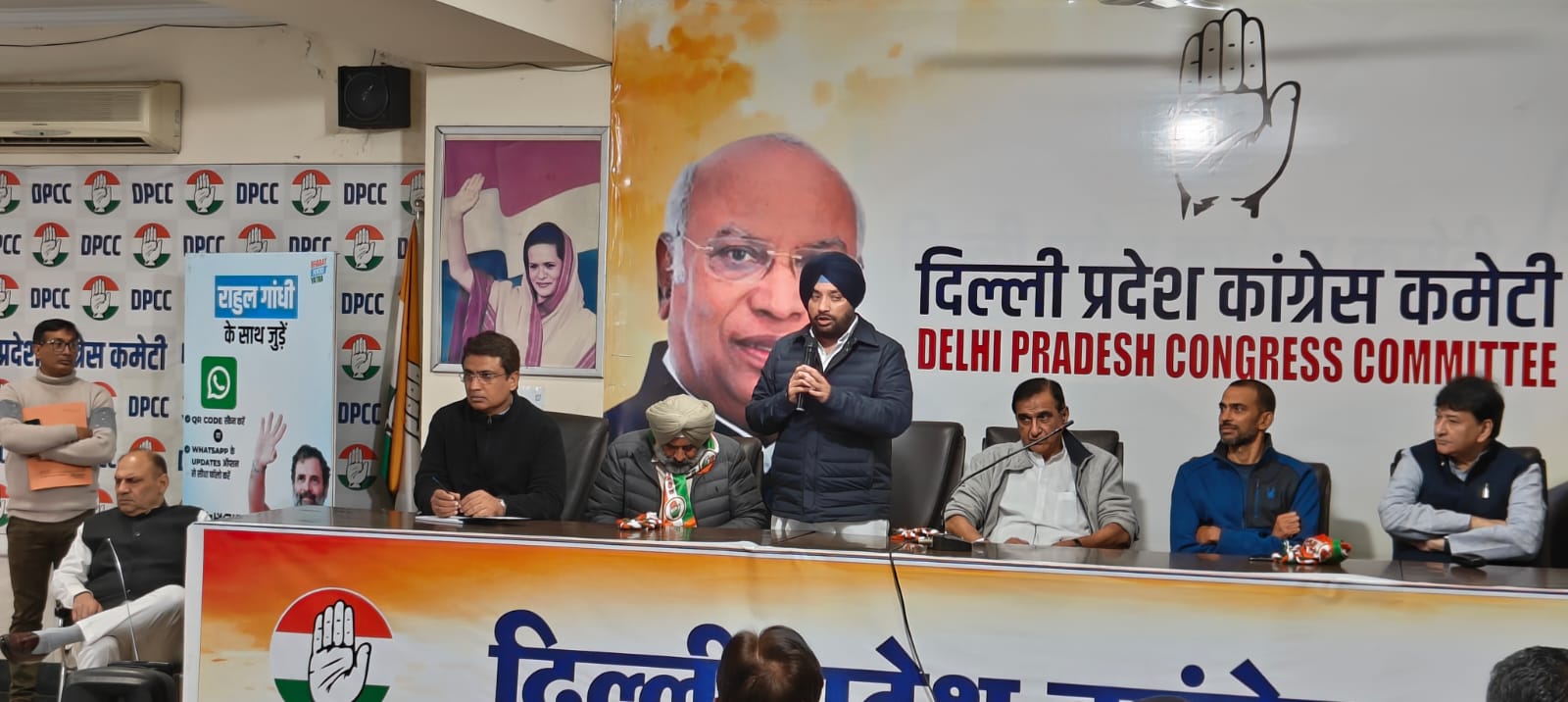 प्रदेश अध्यक्ष अरविन्दर सिंह लवली की अध्यक्षता में लोकसभा चुनाव की तैयारियों के सिलसिले में प्रदेश कार्यालय दिल्ली के वरिष्ठ नेताओं की बैठक हुई