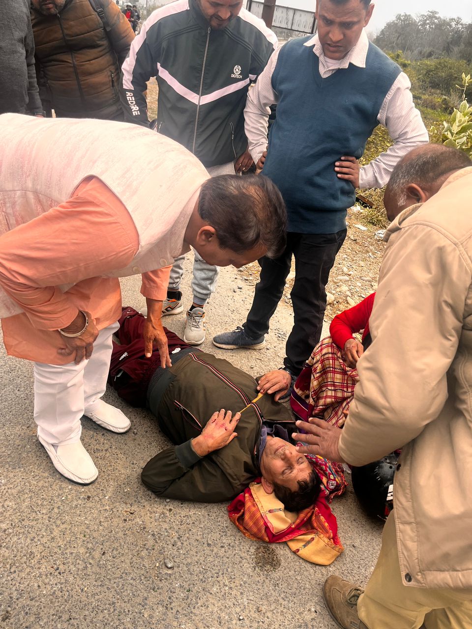 कैबिनेट मंत्री प्रेमचंद अग्रवाल ने काफिला रोक सड़क दुर्घटना में चोटिल व्यक्ति को निजी वाहन से भेजा अस्पताल
