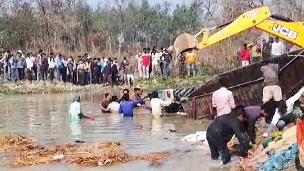 Kasganj Accident: कासगंज में गंगा स्नान जा रहे श्रद्धालुओं की ट्रैक्टर ट्रॉली तालाब में पलटी, अब तक 24 की मौत