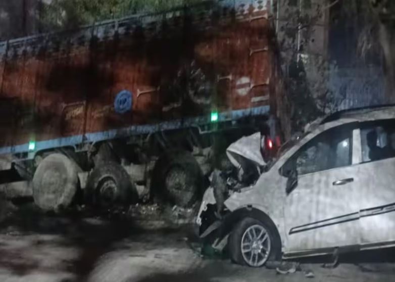 Jaunpur Accident: जौनपुर में ट्र्क और कार की आपस में भिड़ंत, एक ही परिवार के 6 लोगों की मौत