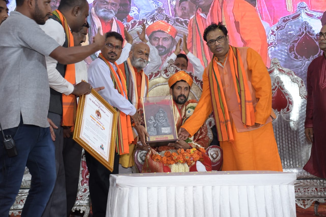 अयोध्या के श्रीराम मंदिर के लिए रामलला की मूर्ति बनाने वाले अरुण योगीराज को प्रतिष्ठित 'अभिनव अमरशिल्पी' पुरस्कार से सम्मानित किया डॉ. हिरेमथ फाउंडेशन ने