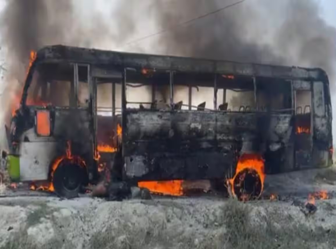 Ghazipur Accident: गाजीपुर में हाईटेंशन तार से टच हुई मिनी बस, आग लगने से आठ लोग जिंदा जले, भीड़ ने किया पथराव