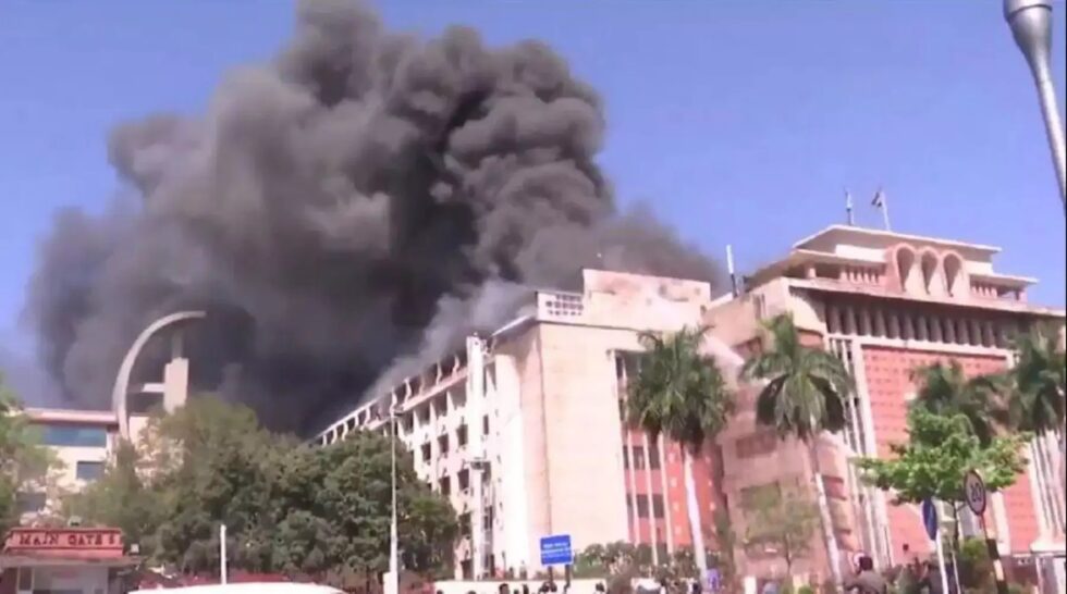 Vallabh Bhawan Fire: MP के मंत्रालय की तीसरी मंजिल पर लगी आग, सेना समेत 40 दमकलें बुझाने में जुटीं