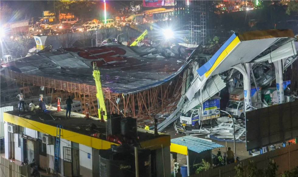 मुंबई में आंधी में होर्डिंग गिरा, 14 लोगों की मौत, 74 घायल, 100 फीट ऊंचा और 250 टन वजनी लोहे का होर्डिंग पेट्रोल पंप पर गिरा था