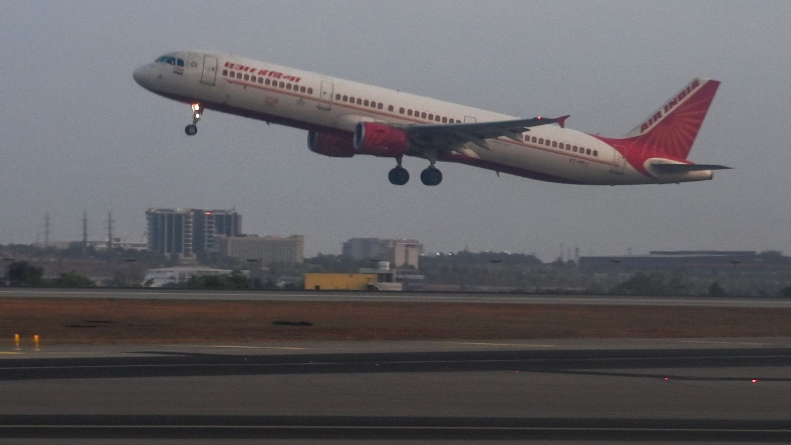 टग ट्रैक्टर से एयर इंडिया का प्लेन हुआ हदसे का शिकार, 180 पैसेंजर्स कर रहे थे यात्रा।