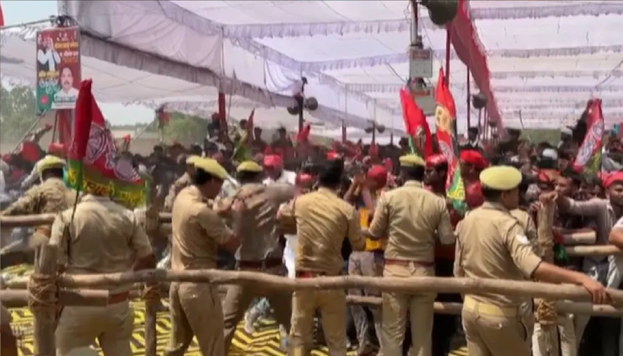 अखिलेश यादव की रैली में बेकाबू हुई भीड़, पुलिस ने किया लाठीचार्ज