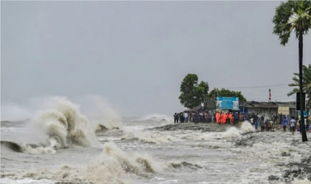 Cyclone Remal: बंगाल में 135kmph की रफ्तार से तूफान रेमल का लैंडफॉल:पेड़-खंभे उखड़े, एक की मौत