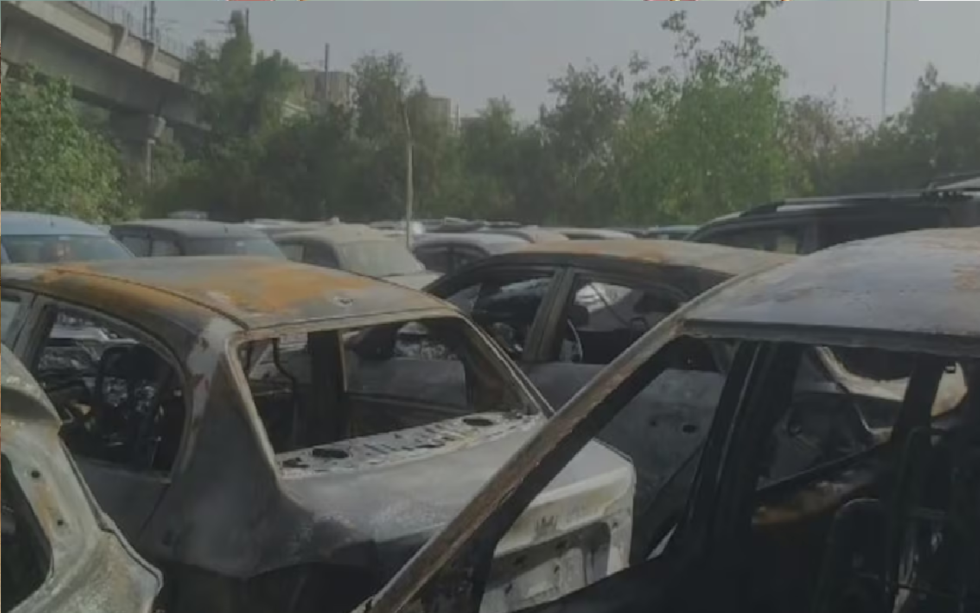 Delhi Fire News: मधु विहार इलाके में पार्किंग में खड़े वाहनों में लगी भीषण आग, 19 कारें जलीं