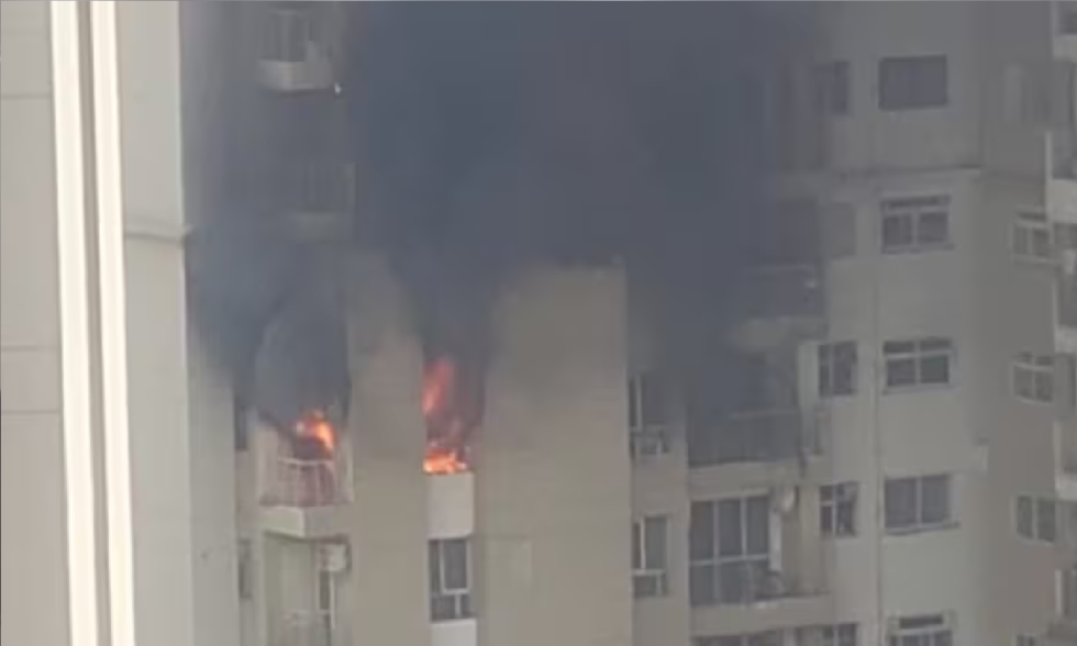 Noida Fire: नोएडा सेक्टर 100 की हाईराइज सोसाइटी में AC फटा, कई फ्लैट आग की चपेट में