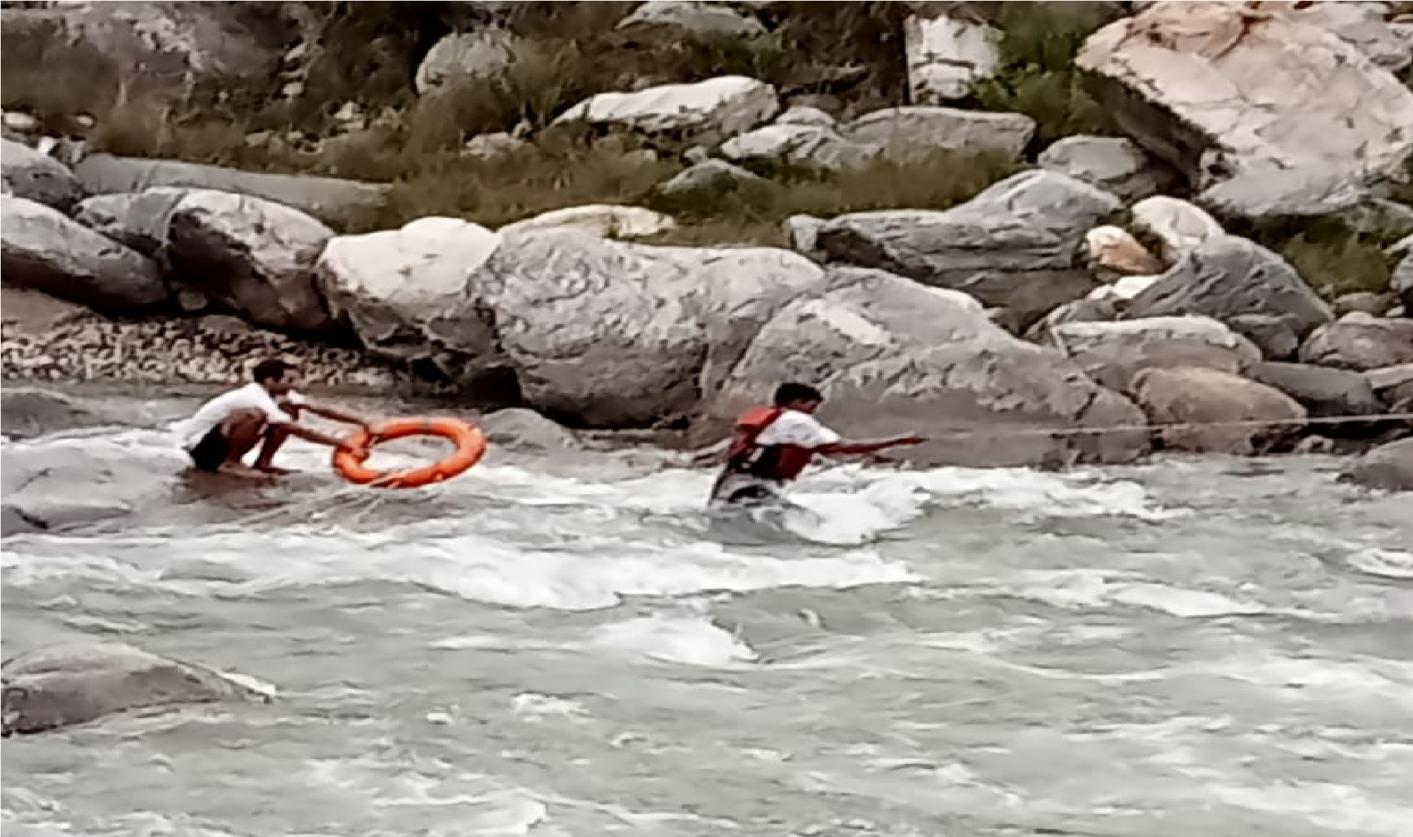 जनपद उत्तरकाशी - बड़कोट क्षेत्र में यमुना नदी में फंसा युवक, SDRF ने बचाई जान।