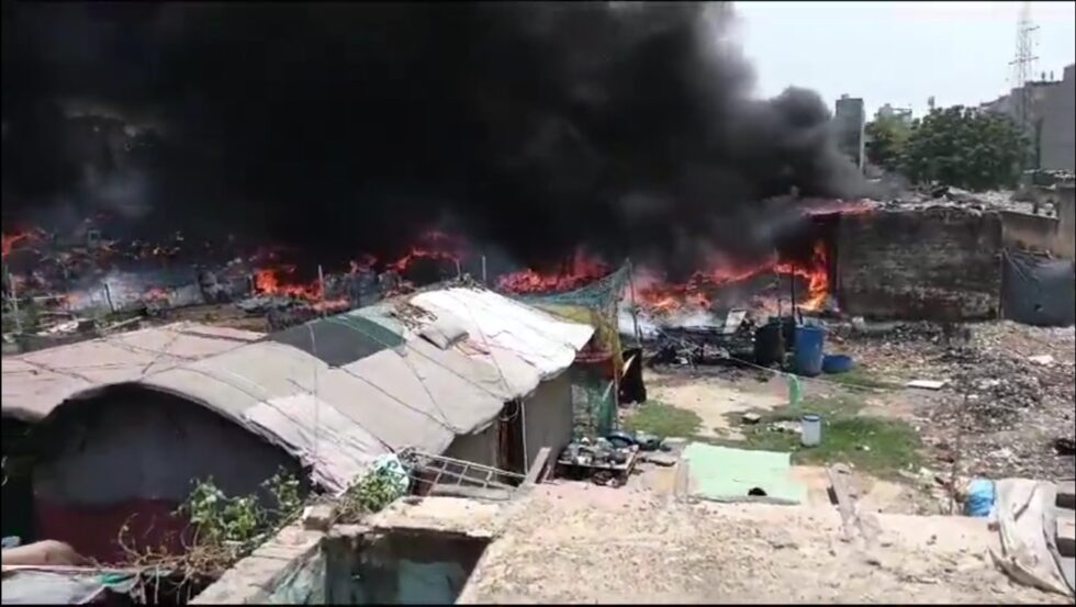 नोएडा में झुग्गी-बस्ती में लगी भीषण आग, 25 झुग्गियां जलकर हुई खाक, मौके पर पहुंची फायर ब्रिगेड