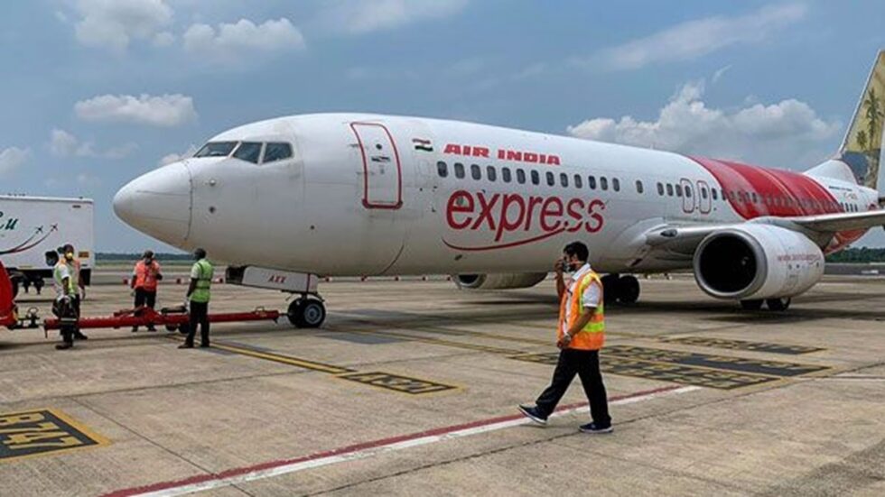 Air India Express Flight Cancelled: एक साथ Sick Leave पर गए एयर इंडिया एक्सप्रेस के क्रू मेंबर्स, 70 से अधिक उड़ानें रद्द