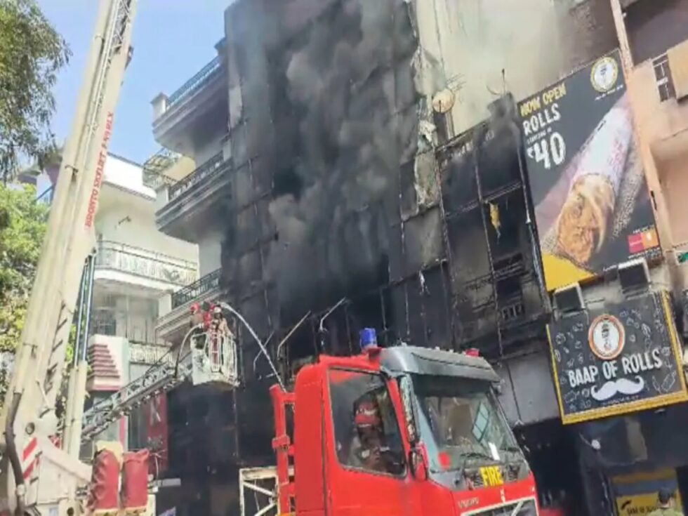 Delhi Fire: दिल्ली में रेमंड के 4 मंजिला शोरूम आग लगने से पूरे इलाके में हड़कंप