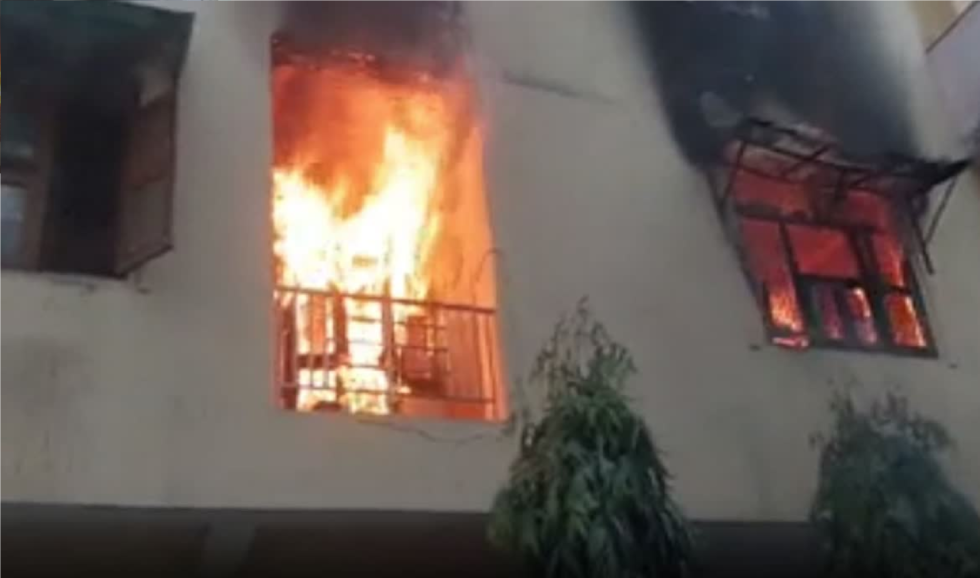 Ghaziabad Fire: गाजियाबाद की पॉश सोसाइटी में AC ब्लास्ट, बिल्डिंग में लगी भीषण आग