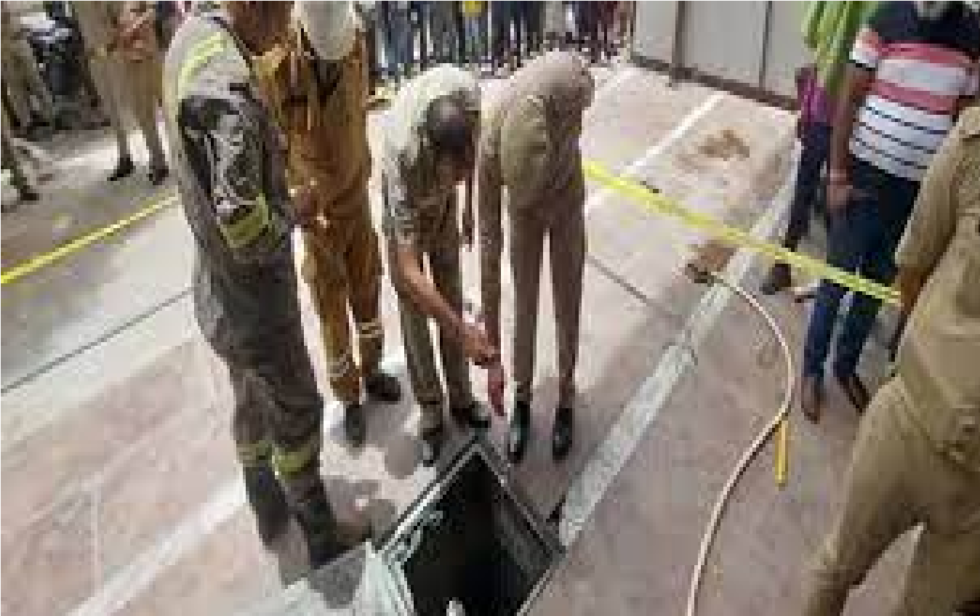 सीवर टैंक में सफाई करने उतरे 3 मजदूरों की करंट लगने से मौत, किसी के पास नहीं था सेफ्टी उपकरण